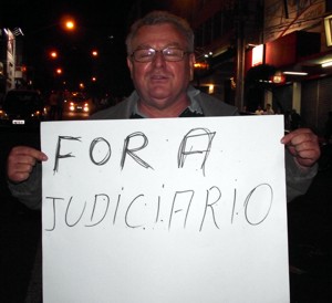 Empresário de Divinópolis-MG participa da manifestação com cartaz “FORA JUDICIÁRIO” e em entrevista critica salário dos juízes protesto contra a justia